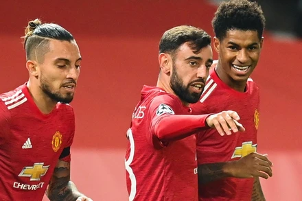 B. Fernandes (giữa) lập cú đúp trong trận thắng 4-1 của Man United.