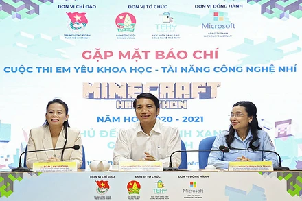 Các thành viên Ban Tổ chức cung cấp thông tin về Cuộc thi tại chương trình. 