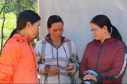 Cán bộ xã Đăk Ang, huyện Ngọc Hồi đi xác minh việc hỗ trợ bão lũ năm 2018 tại nhà chị Y Đan.