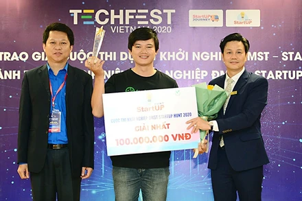 Ban Tổ chức trao giải Nhất của Cuộc thi tặng Dự án "Nền tảng thương mại điện tử Nông Sản" của tác giả Mai Thanh Thái,