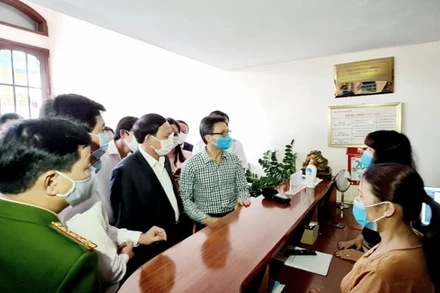 Phó Thủ tướng Vũ Đức Đam cùng Đoàn công tác kiểm tra công tác phòng, chống dịch Covid-19 tại cơ sở nhà nghỉ Xuân Hồng.