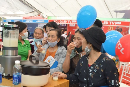 Người tiêu dùng tìm hiểu các sản phẩm điện tử tiết kiệm năng lượng