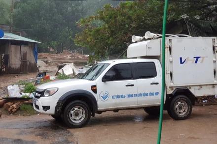 Huyện Nam Trà My dùng loa phóng thanh kêu gọi người chủ động di dời đến nơi an toàn