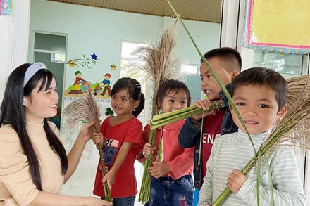 Những bông lau rừng làm hoa tặng cô giáo nhân ngày Nhà giáo Việt nam 20-11