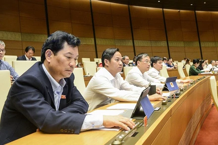 Đại biểu Quốc hội "bấm nút" biểu quyết.