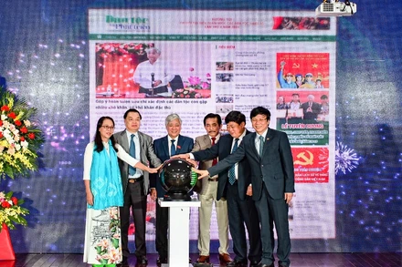 Các đại biểu bấm nút khai trương Báo Điện tử Dân tộc và Phát triển.