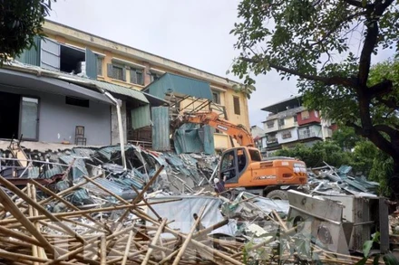 Phá dỡ các công trình xây dựng sai phép trên diện tích dự án cống hóa mương Phan Kế Bính (Ảnh: MẠNH KHÁNH).