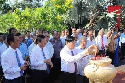 Các đại biểu dâng hương tại Bia lưu niệm Nam Kỳ khởi nghĩa tại huyện Vũng Liêm, tỉnh Vĩnh Long.