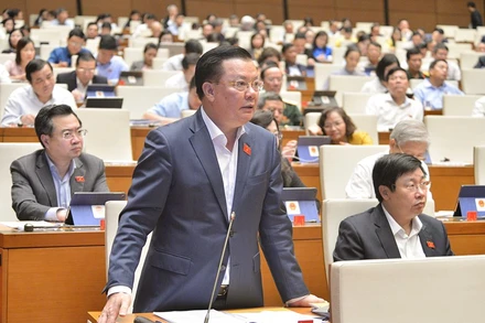 Bộ trưởng Tài chính Đinh Tiến Dũng trả lời chất vấn tại Kỳ họp thứ 10, Quốc hội khoá XIV, sáng 10-11