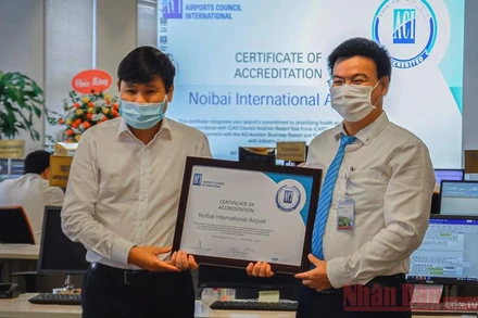 Cục trưởng HKVN Đinh Việt Thắng và PGĐ Cảng HKQT Nội Bài Tô Tử Hà nhận chứng chỉ của ACI. Ảnh: Quang Hưng