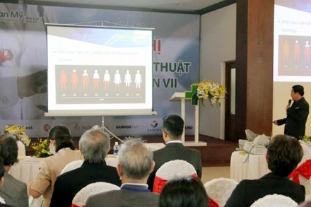 Chuyên gia trình bày đề tài tại Hội nghị.