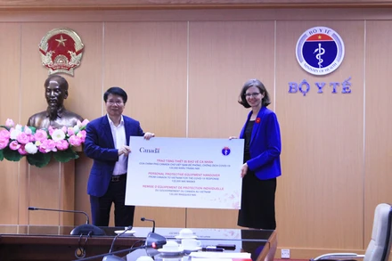 Đại sứ Canada tại Việt Nam Deborah Paul trao 120.000 khẩu trang N95 cho Thứ trưởng Y tế Trương Quốc Cường tại trụ sở Bộ Y tế.
