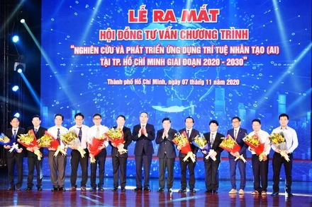 Đồng chí Nguyễn Thiện Nhân và các thành viên Hội đồng tư vấn ứng dụng AI tại TP Hồ Chí Minh.