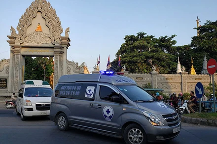 Xe chở thi hài và tro cốt các nạn nhân về biên giới, sáng 16-11.