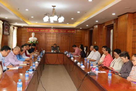 Bí thư Đảng ủy, Đại sứ Việt Nam tại Lào Nguyễn Bá Hùng phát biểu chỉ đạo hội nghị lấy ý kiến đóng góp vào các Dự thảo văn kiện.