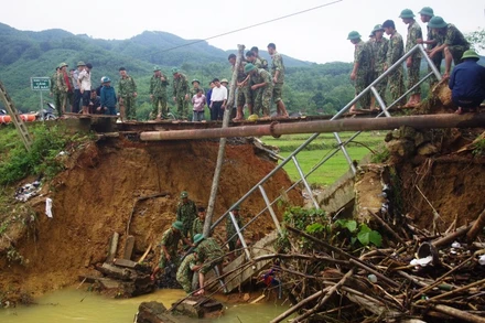 Làm cầu tạm phục vụ sự đi lại của người dân.