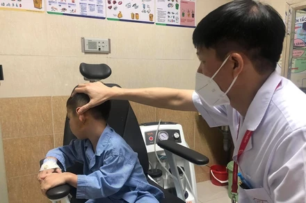 PGS, TS Phạm Tuấn Cảnh khám cho bệnh nhân rò khe mang ở tai.