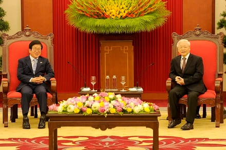 Tổng Bí thư, Chủ tịch nước Nguyễn Phú Trọng tiếp Chủ tịch Quốc hội Hàn Quốc Park Byeong-Seug. (Ảnh: ĐĂNG KHOA)