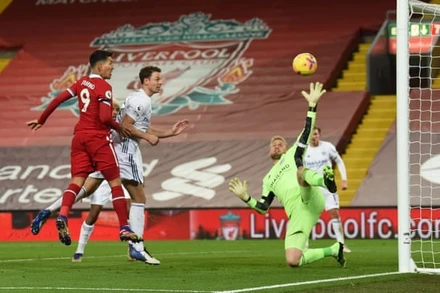 Pha đánh đầu ghi bàn của Firmino (áo đỏ).