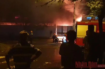 Lực lượng phòng cháy chữa cháy nỗ lực khống chế vụ cháy. (Ảnh: Lê Sỹ)