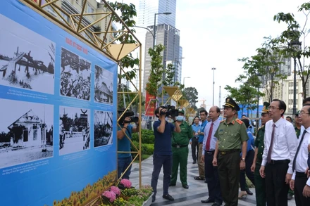 Các đại biểu tham quan triển lãm tại công viên Lam Sơn.