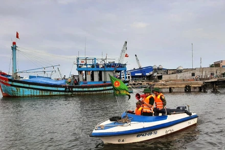Bộ đội Biên phòng kêu gọi tàu thuyền vào nơi tránh trú an toàn.
