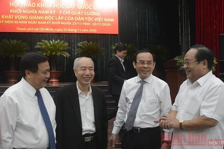 Các đại biểu trao đổi tại hội thảo.