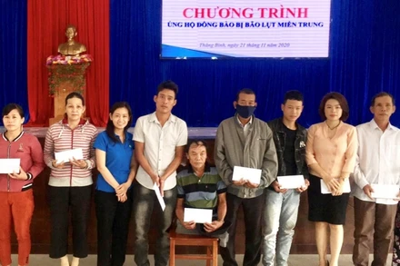 Người dân huyện Thăng Bình (tỉnh Quảng Nam) tiếp nhận tài trợ từ Tập đoàn Novaland.