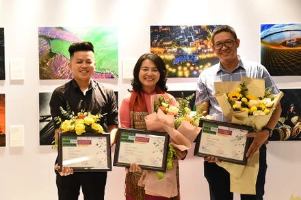 Các tác giả đoạt giải.