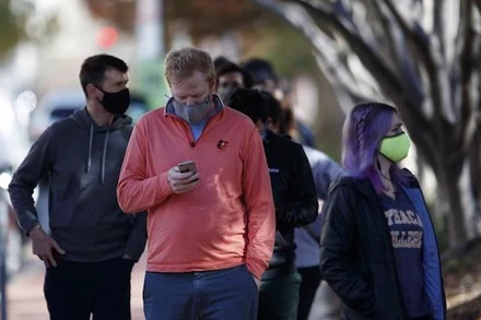 Người dân đeo khẩu trang phòng lây nhiễm Covid-19 tại Washington, D.C., Mỹ, ngày 13-11-2020. (Ảnh: THX/TTXVN)