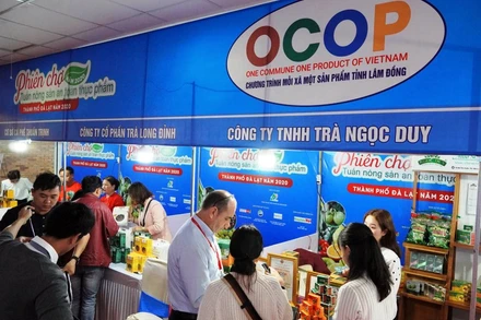 Phiên chợ hội tụ nhiều đặc sản từ các vùng miền trong cả nước.