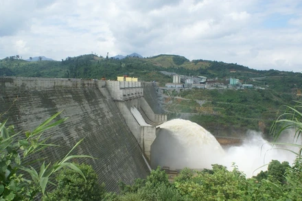 Các hồ thủy chứa thủy điện tiếp tục vận hành để hạ thấp mực nước hồ.