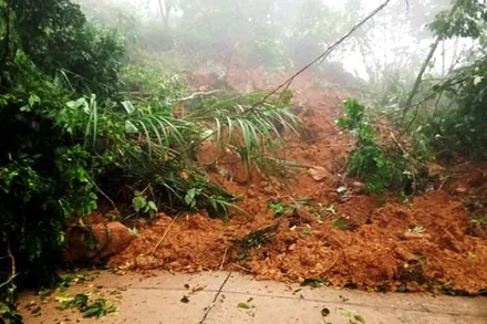 Tỉnh lộ 623 đoạn qua địa phận xã Sơn Dung (huyện Sơn Tây) bị sạt lở khiến giao thông ách tắc hoàn toàn.