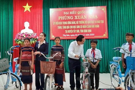 Bộ trưởng GD-ĐT Phùng Xuân Nhạ tặng xe đạp cho học sinh tại Bình Định
