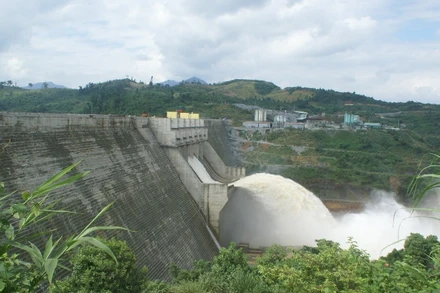 Hồ thủy điện Sông Tranh 2 điều tiết nước để giảm mực nước hồ.