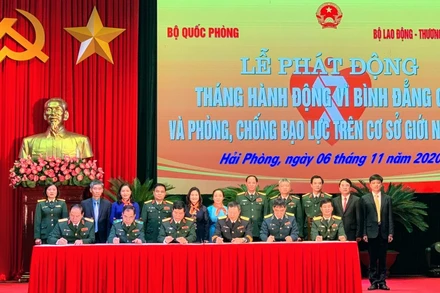 Các đơn vị ký cam kết thực hiện Tháng hành động vì bình đẳng giới và phòng, chống bạo lực trên cơ sở giới.