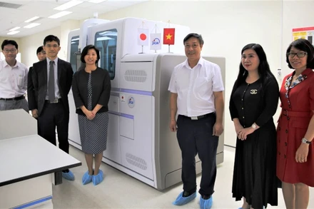 JICA viện trợ thiết bị xét nghiệm chống dịch Covid-19 được trao cho Bệnh viện Bệnh Nhiệt đới Trung ương. (Ảnh do JICA cung cấp)