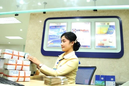 Nhu cầu tiền mặt đang tăng cao tại Lào. Trong ảnh: Kiểm đếm tiền mặt trước khi đưa ra lưu thông trên thị trường tại các ngân hàng ở Lào.