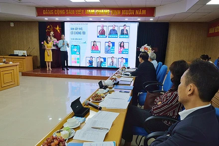 Nhóm tác giả “Ứng dụng tư vấn hướng nghiệp JobWay” thuyết trình về công trình hướng nghiệp tại chung khảo Chương trình “Tri thức trẻ vì giáo dục” năm 2020.