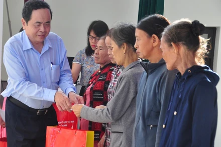 Đồng chí Trần Thanh Mẫn trao quà tặng các hộ khó khăn.