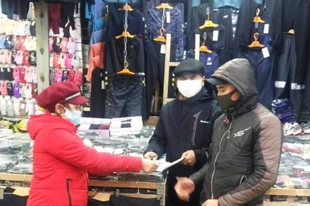 Ông Nguyễn Quang Thành (đứng giữa) ghi nhận những tấm lòng thơm thảo của Hội người Việt Nam Đoàn kết TP Ulyanovsk (LB Nga).