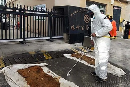 Nhân viên dịch tễ khử trùng tại TP Kashgar, khu tự trị Tân Cương.