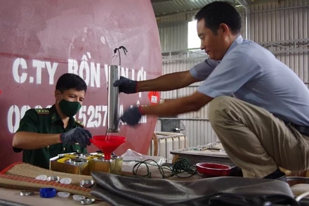 Hiện trường vụ sản xuất xăng giả.