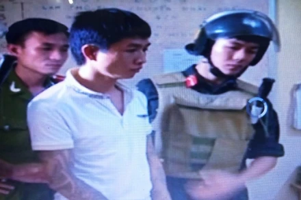 Đối tượng Vũ Văn Thái, tức “Thái Lâm” (áo trắng) trong một lần bị bắt năm 2015 về tội “Cưỡng đoạt tài sản”.