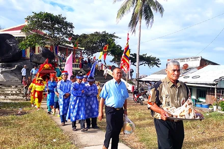 Các vị cao tuổi trong xã đưa lễ vật đi tế cá ông thần Nam Hải đại tướng quân.