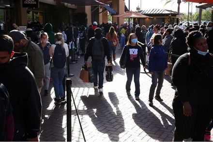 Đám đông vẫn đi mua sắm tại Los Angeles trong bối cảnh Hạt này sắp bước vào lệnh phong tỏa mới (từ ngày 30-11) nhằm ngăn chặn dịch Covid-19 lây lan. Ảnh: Los Angeles Times