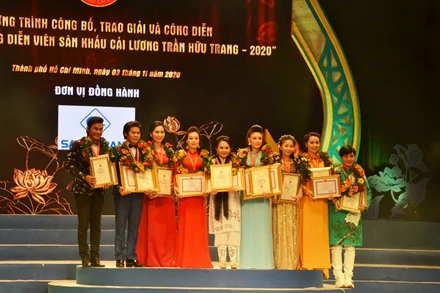 Các thí sinh đoạt huy chương vàng, huy chương bạc ở hạng mục kép mùi, đào mùi