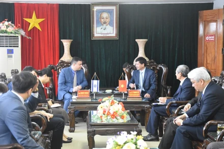 Đồng chí Lê Thành Đô và ngài Nadav Eshcar trao đổi thông tin trong buổi làm việc. 