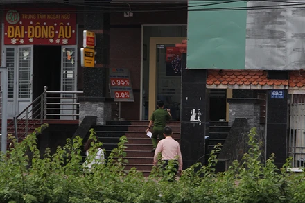 Công an và các đơn vị nghiệp vụ khám nghiệm hiện trường. 