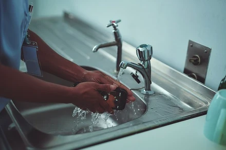 Điện thoại kháng khuẩn hoàn toàn không thấm nước và không ngấm xà phòng, thuốc tẩy và chất tẩy rửa.